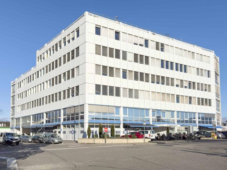 Bureau de 283 m² au 1er étage d’un bâtiment industriel au Lignon