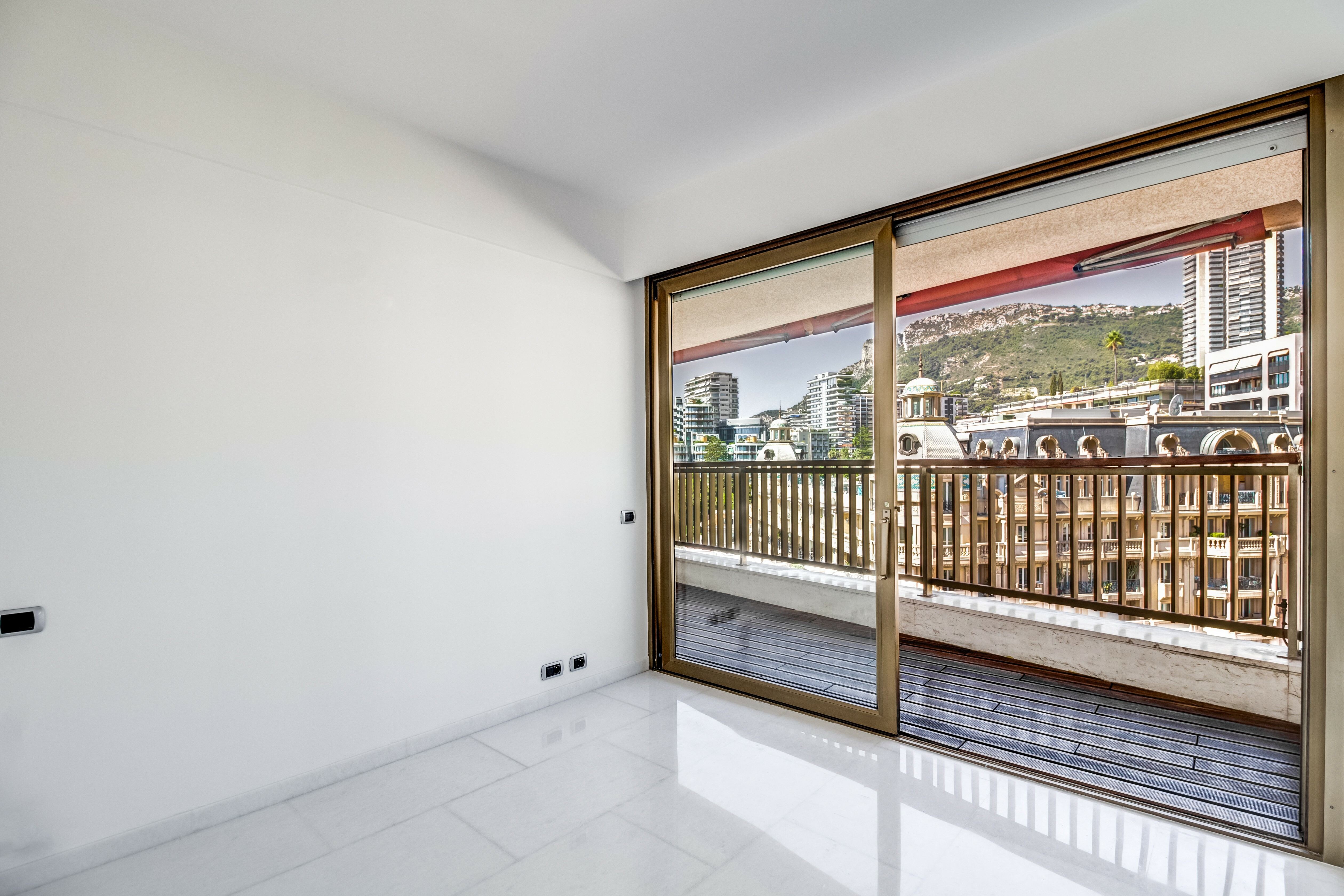 MIRABEAU : Rare appartement de 3 chambres à coucher et belle vue panoramique