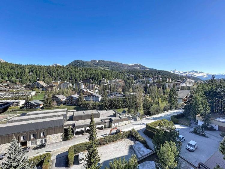 Appartement de 6.5 pièces en attique face au golf avec superbe vue + studio