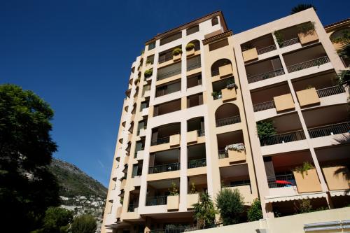 FONTVIEILLE - PARKING - LE GRAND LARGE