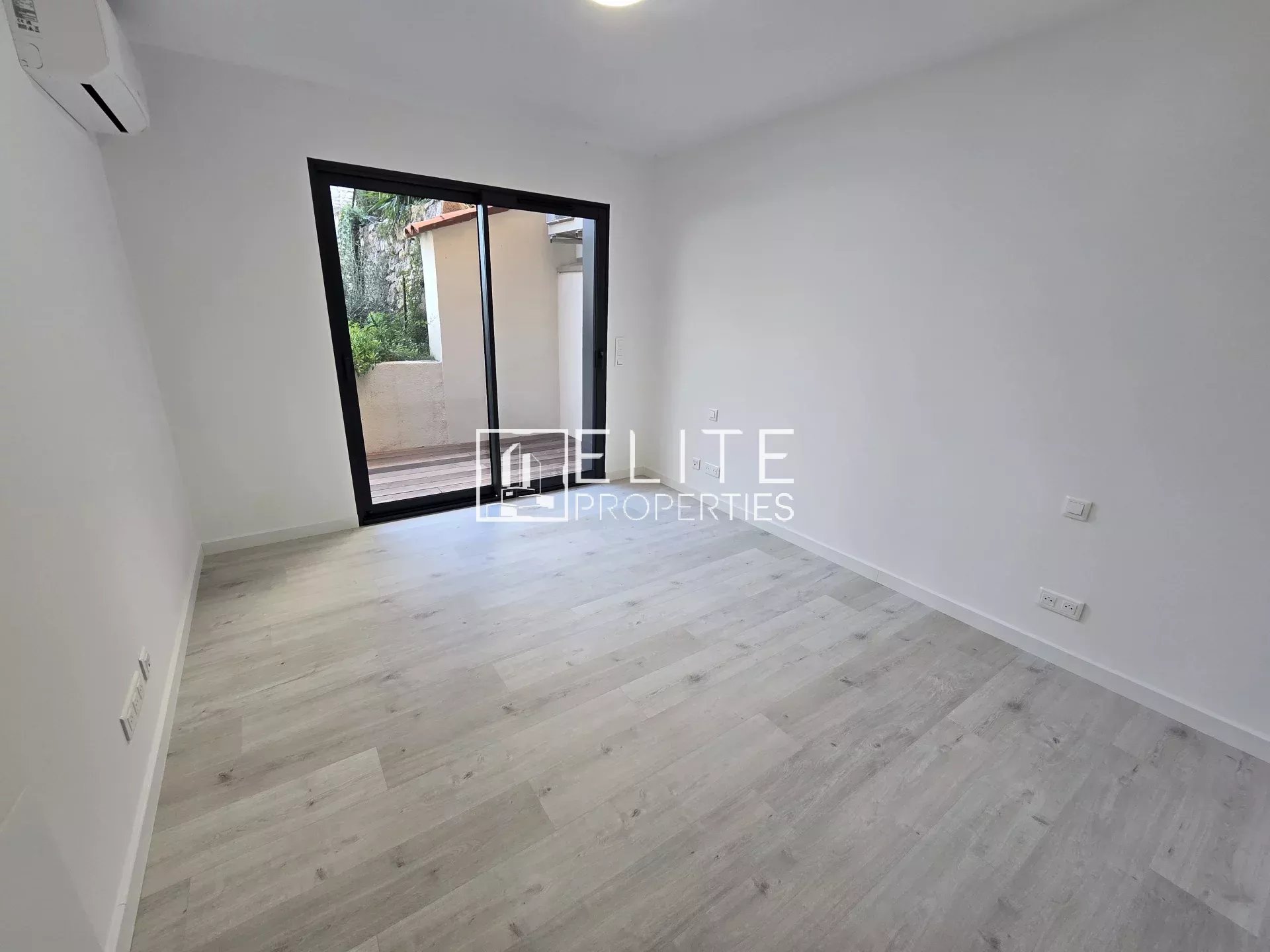 LOCAL COMMERCIAL DE 56m² NEUF + GARAGE – RDC – MOUGINS