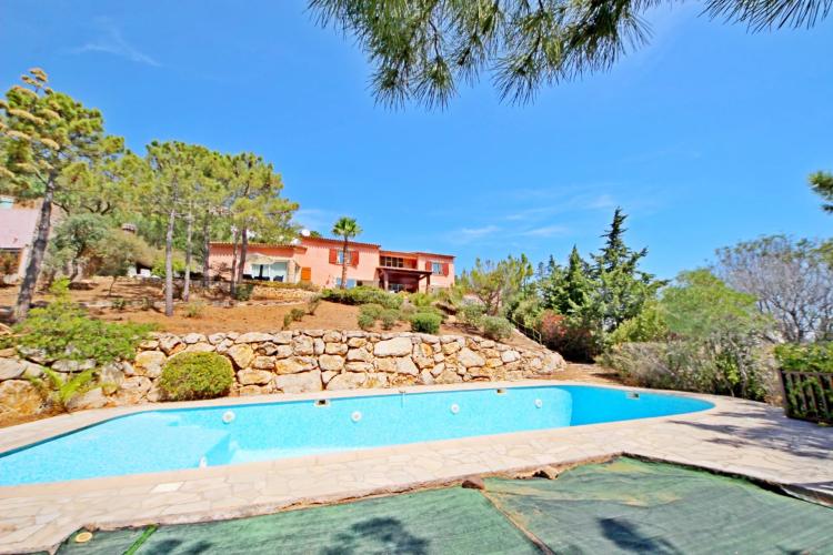 AGAY BORD DE MER ENTRE CANNES ET SAINT RAPHAEL. VILLA DE CARACTERE 10 PIECES FACE MER