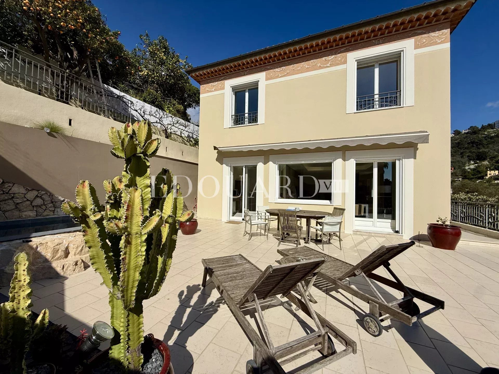 Maison d’exception à vendre avec piscine chauffée, vaste terrasse et belle vue mer panoramique