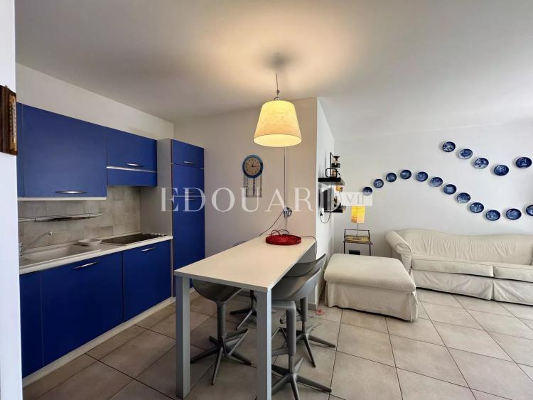 Deux pièces en bon état avec terrasse et belle vue mer, dans prestigieux immeuble face aux plages