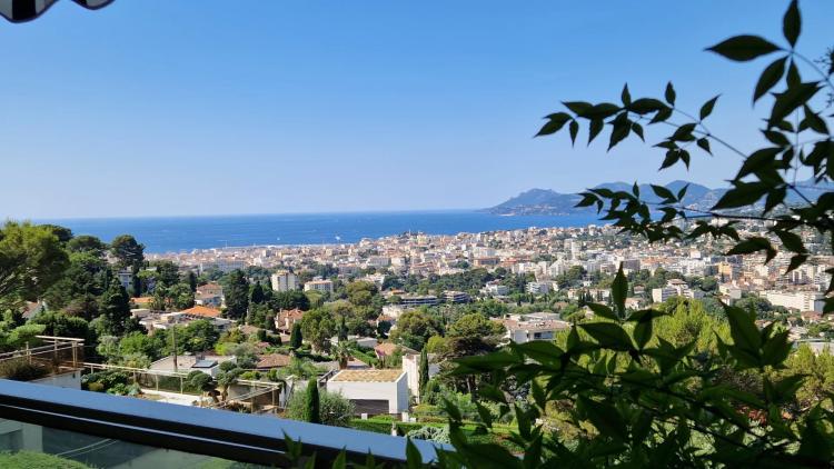 LE CANNET COLLINES - GRAND APPARTEMENT T4 TRAVERSANT - PLEINE VUE MER