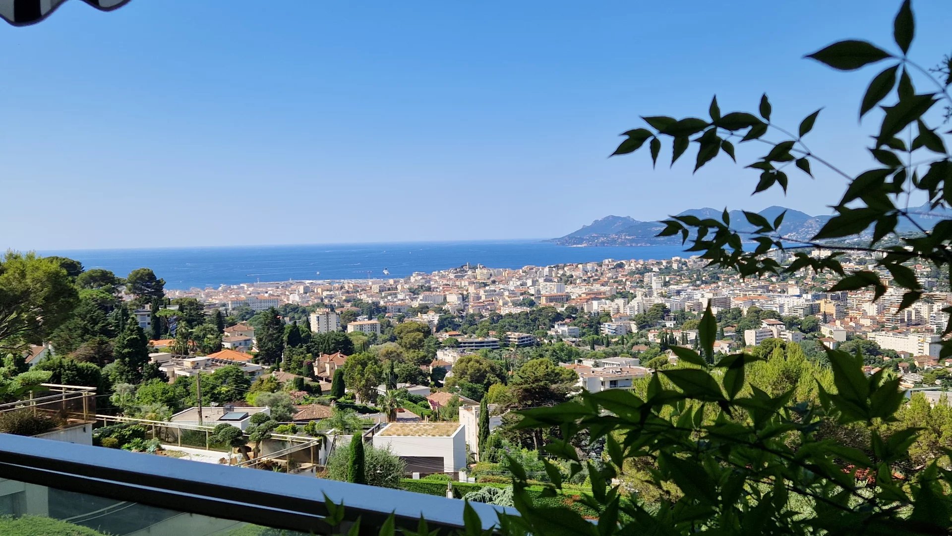 LE CANNET COLLINES - GRAND APPARTEMENT T4 TRAVERSANT - PLEINE VUE MER
