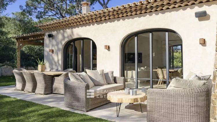 Élégante Villa Tropezienne au Cœur des Salins avec Piscine Chauffée
