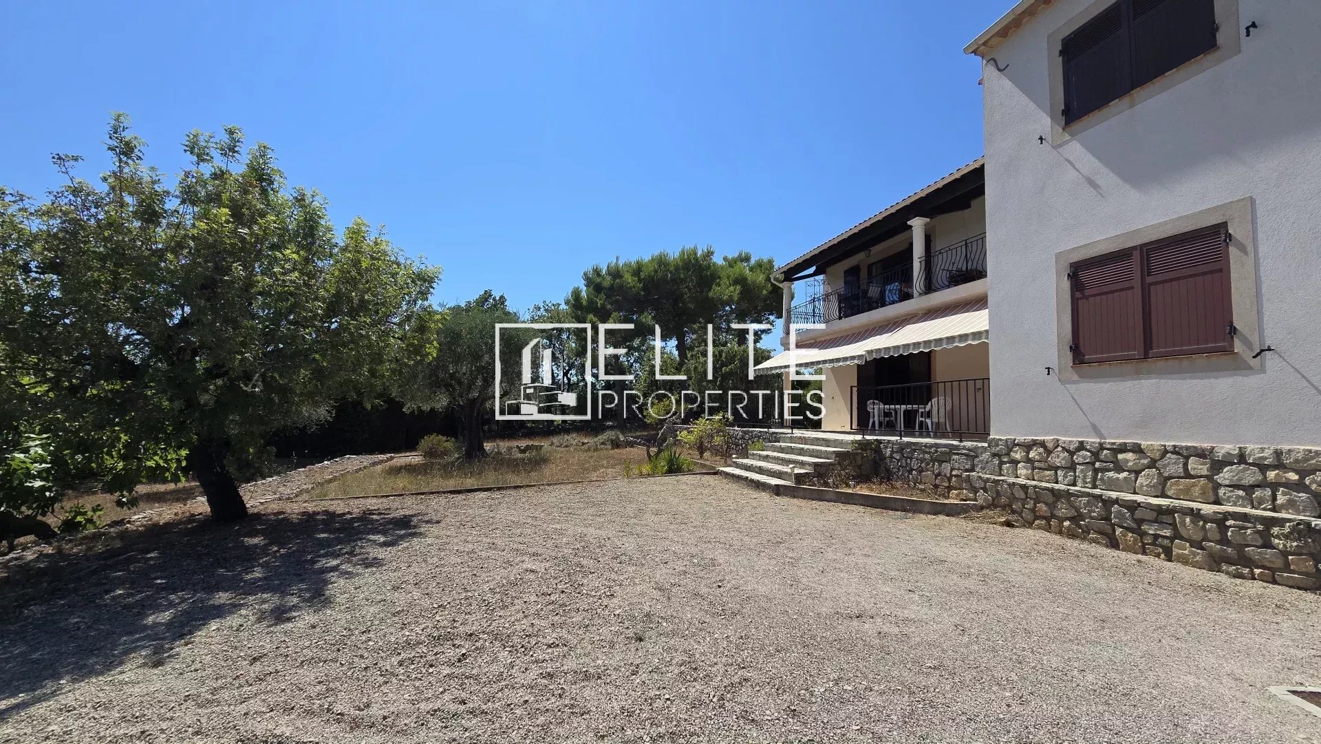 APPARTEMENT 3 PIÈCES EN BAS DE VILLA 104 m² + TERRAIN DE 1000 m² MOUANS-SARTOUX