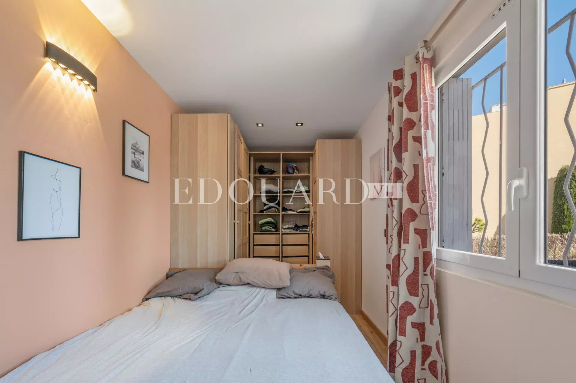 Sur la commune de Villefranche sur Mer,  charmant trois/quatre pièces à vendre avec grande terrasse