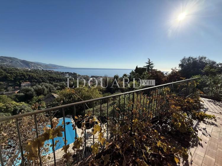 Villa à rénover avec piscine et vue panoramique exceptionnelle sur la mer jusqu'aux côtes italiennes