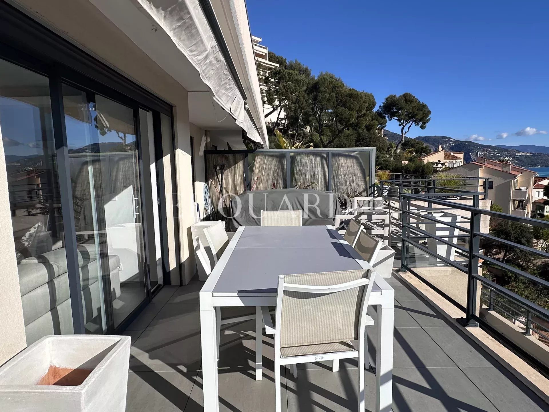 Superbe trois pièces en dernier étage avec spectaculaire terrasse et magnifique vue mer panoramique