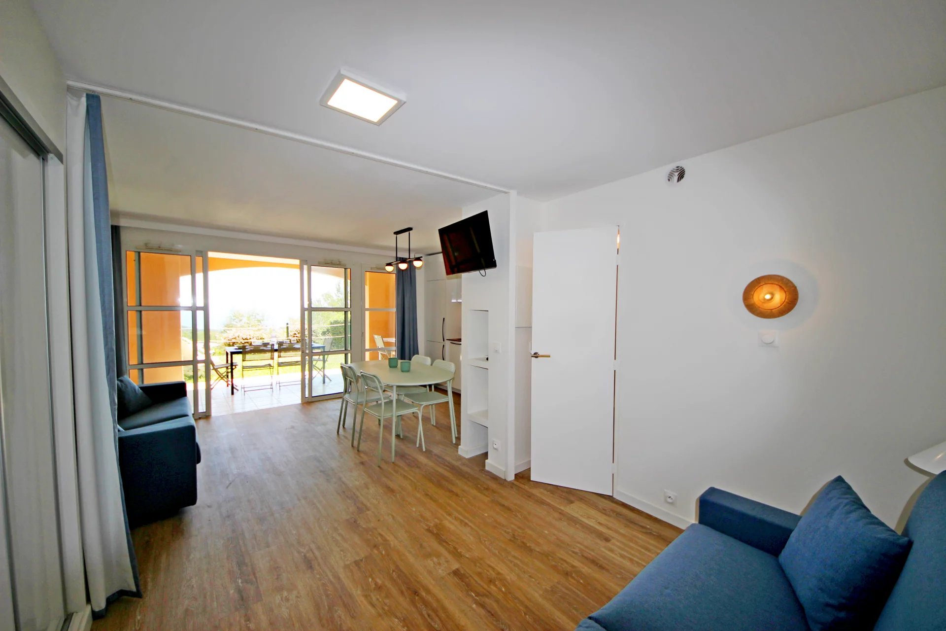 SOUS OFFRE AGAY CAP ESTEREL LE HAMEAU. DEUX PIECES REZ DE JARDIN VUE MER