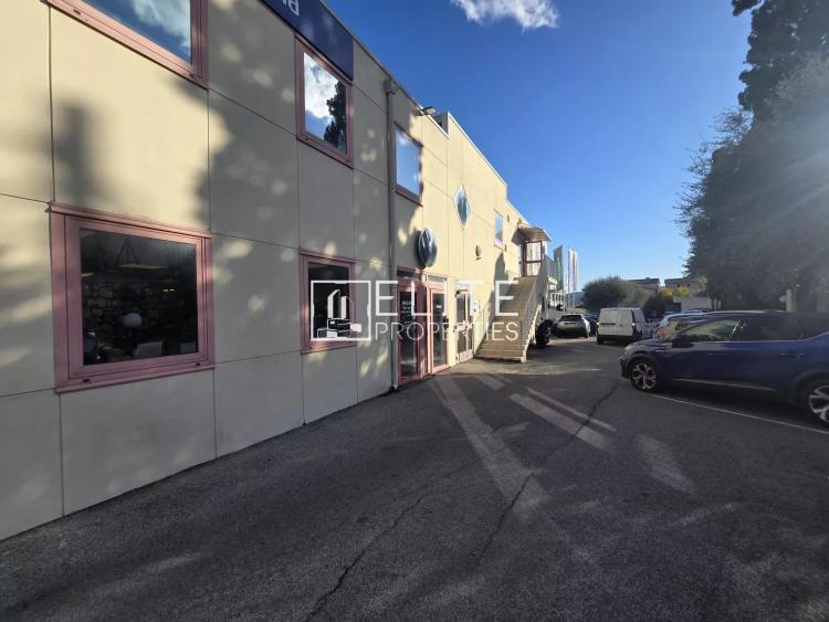 LOCAL COMMERCIAL DE 125 m² AU 1er ÉTAGE – GRASSE