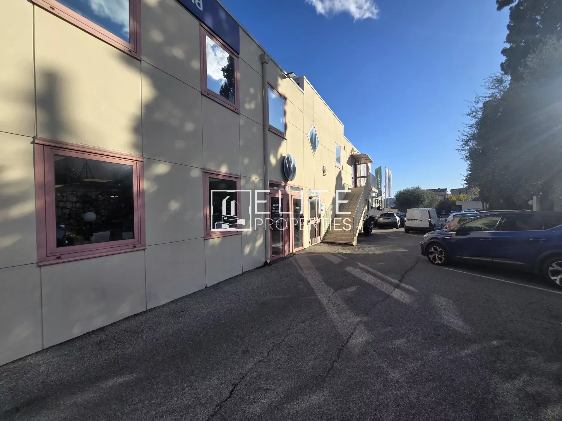 LOCAL COMMERCIAL DE 125 m² AU 1er ÉTAGE – GRASSE