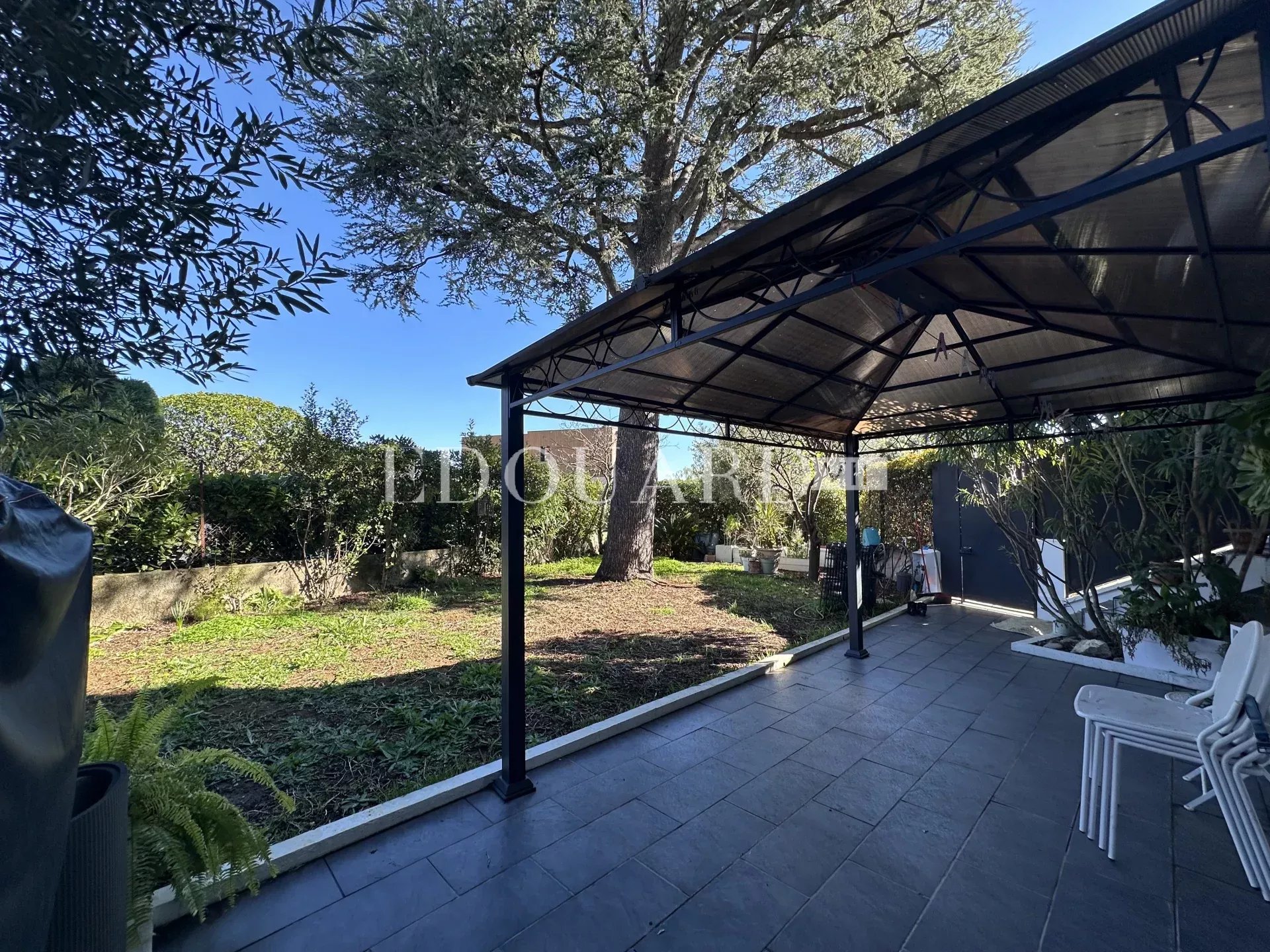 Superbe trois pièces avec vaste jardin et grande cave, dans le renommé quartier du Plateau du Cap