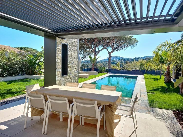 Villa contemporaine neuve avec piscine miroir - vue mer
