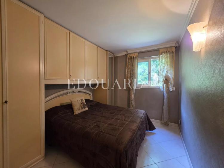 Sur la commune de Menton, en exclusivité trois pièces à vendre avec grande terrasse et garage