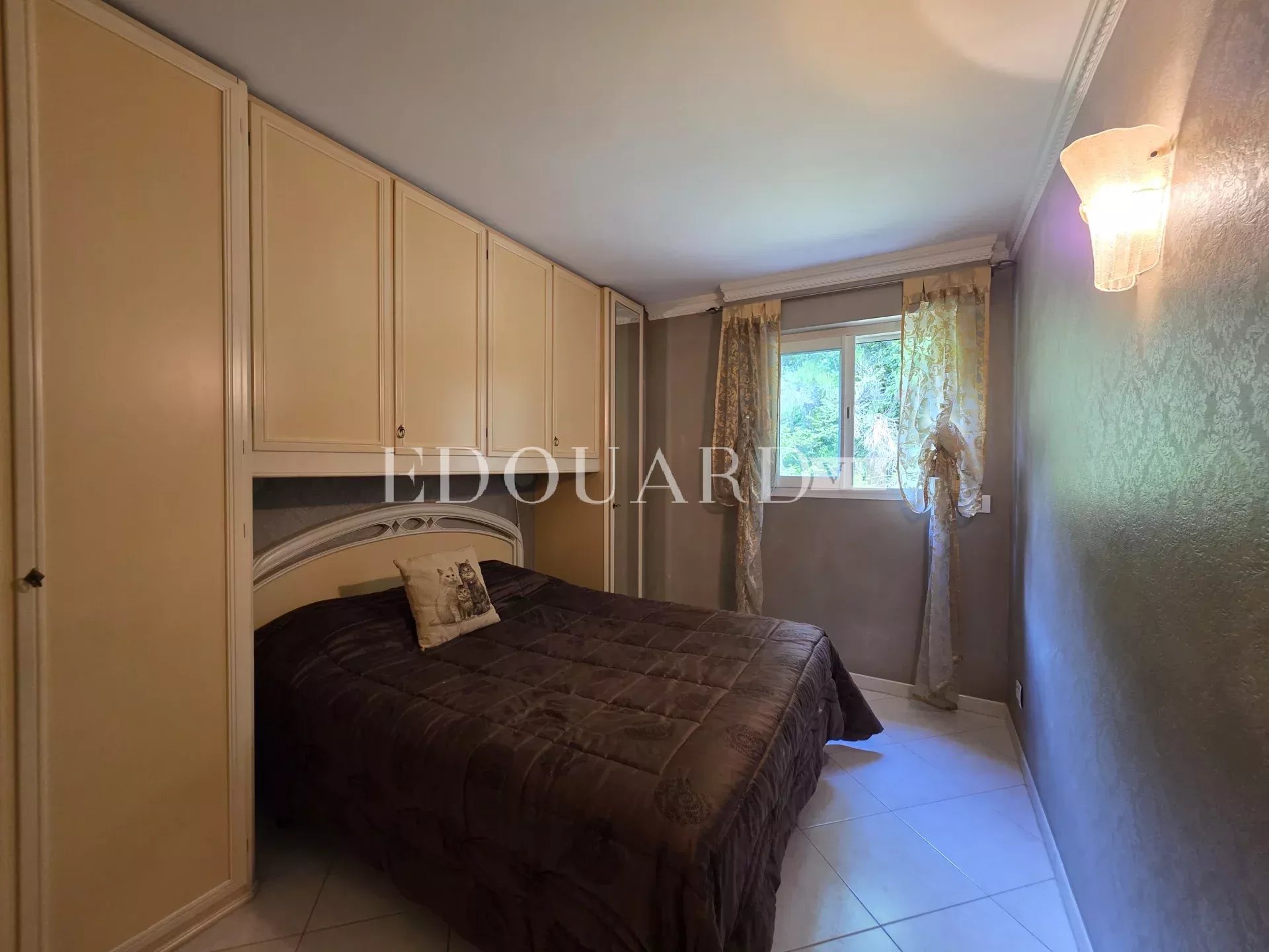 Sur la commune de Menton, en exclusivité trois pièces à vendre avec grande terrasse et garage