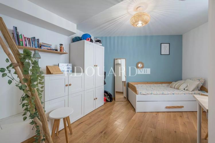 Sur la commune de Villefranche sur Mer,  charmant trois/quatre pièces à vendre avec grande terrasse