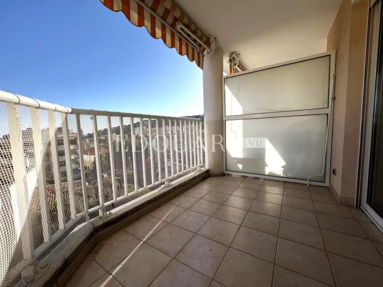 Deux pièces en bon état avec terrasse, agréable vue dégagée jusqu'à la mer, cave et garage. Exclusivité