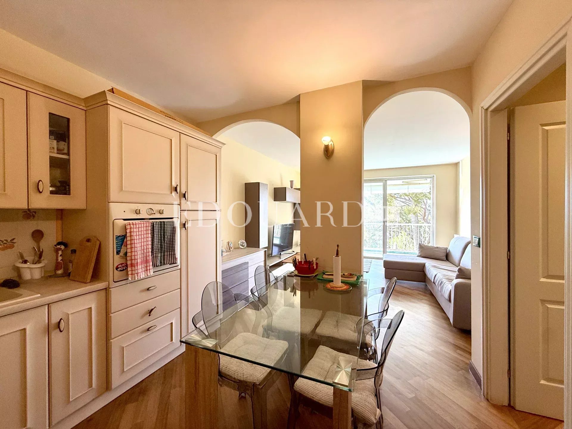 Dans prestigieux immeuble sur le Plateau du Cap, à vendre élégant deux pièces avec terrasse et cave