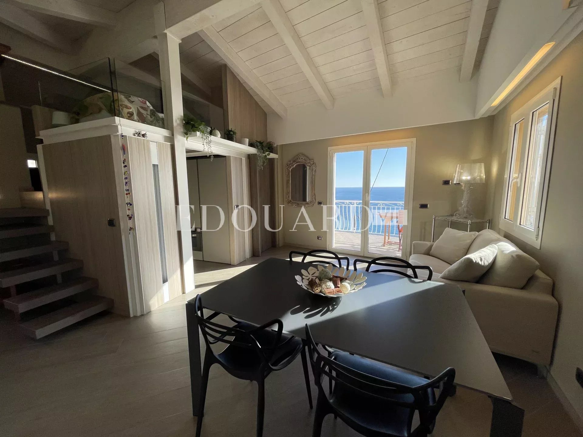 En exclusivité trois pièces avec spacieuse terrasse, magnifique vue mer panoramique et parking