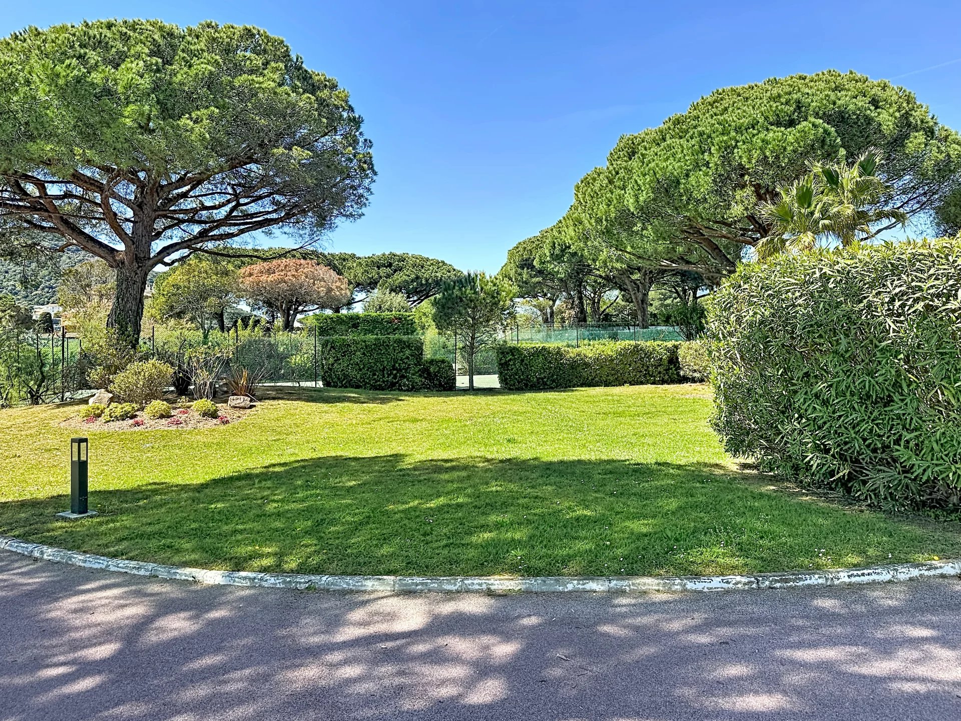 EXCLUSIVITÉ – GRAND STUDIO – À 20 MÈTRES DE LA PLAGE – CAVE & PARKING