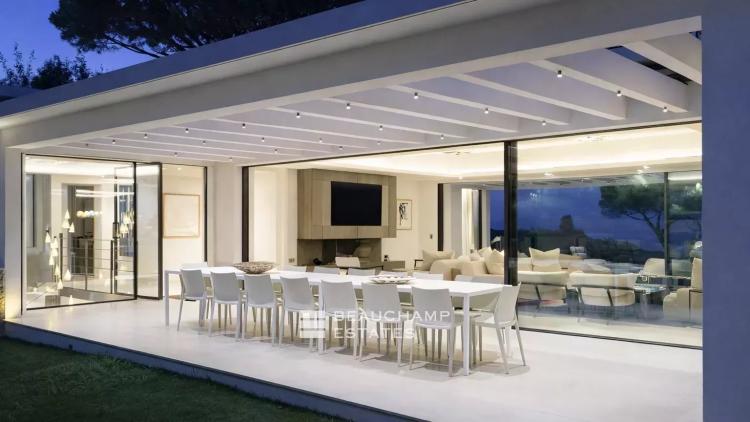 Propriété exceptionnelle contemporaine au coeur d'un domaine privé