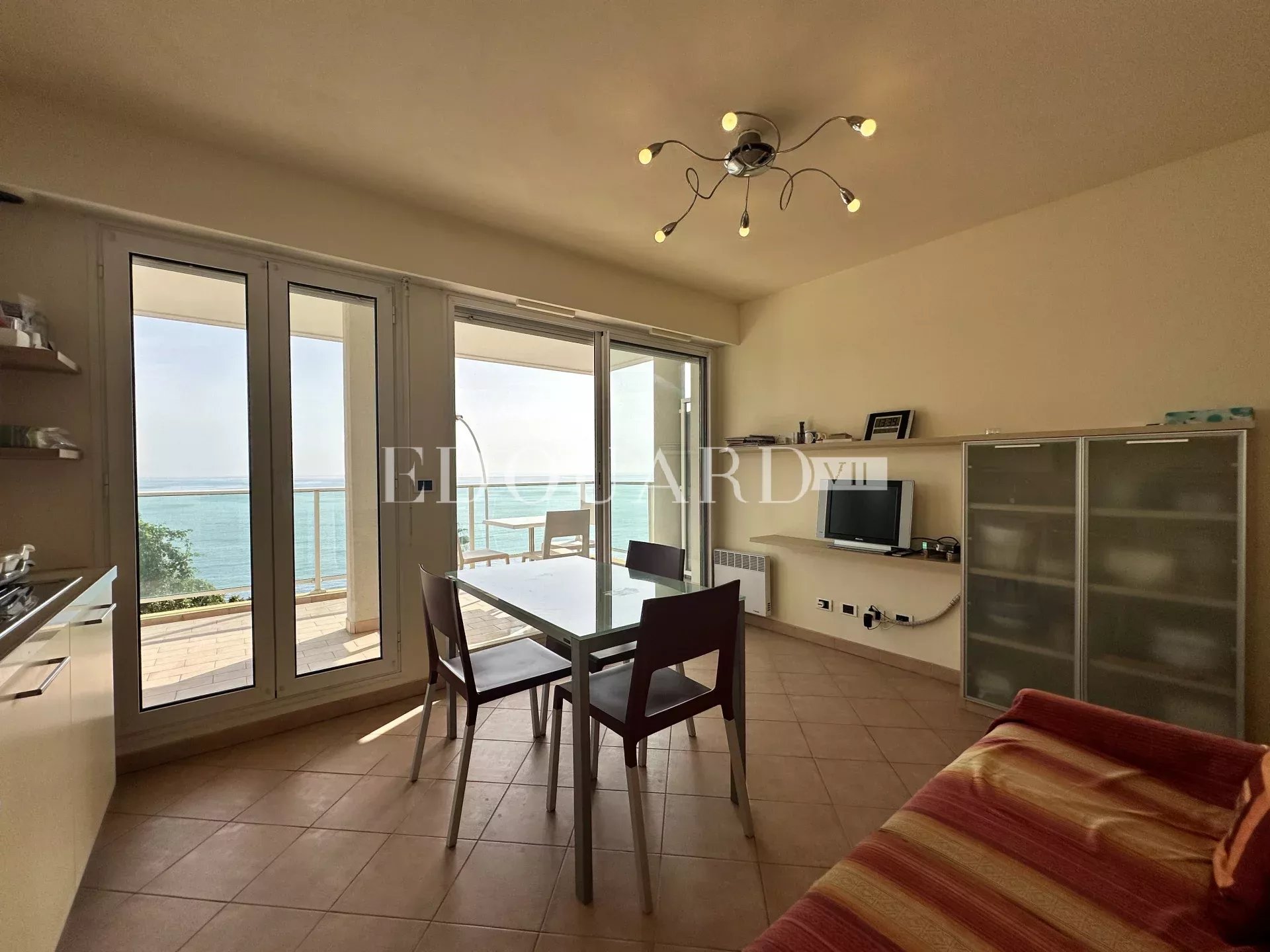 En exclusivité deux pièces avec terrasse, magnifique vue mer panoramique et spacieux parking