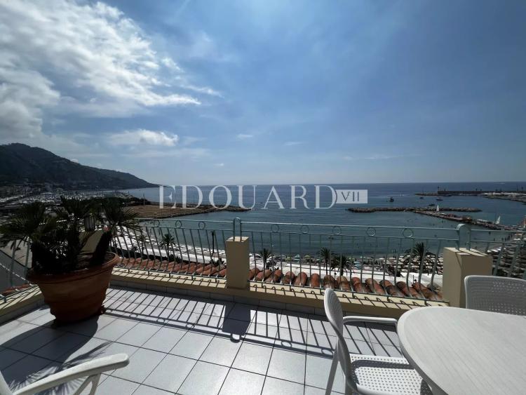 Penthouse avec spectaculaire terrasse et superbe vue mer, au dernier étage d’un splendide immeuble d’époque