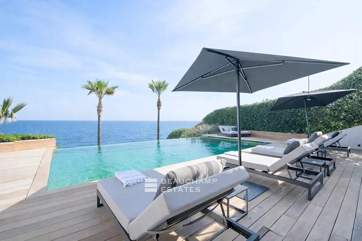 Villa pieds dans l’eau au coeur des Parcs de Saint-Tropez
