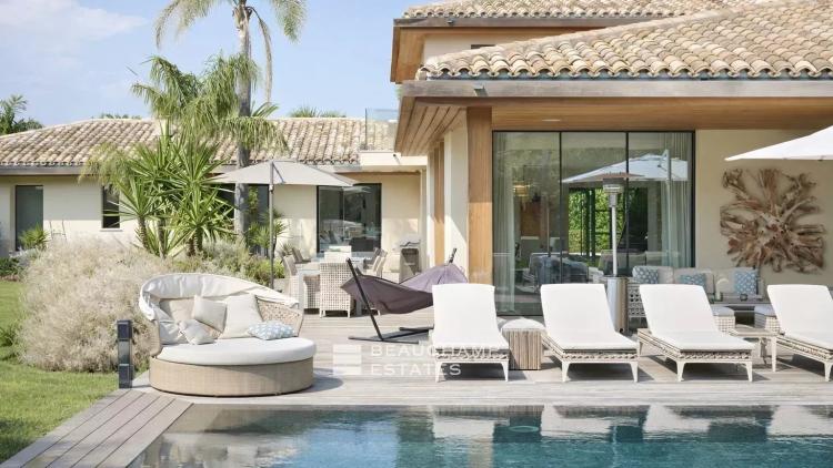 Villa contemporaine dans un domaine privé, à pieds du centre ville de Saint-Tropez et de la plage