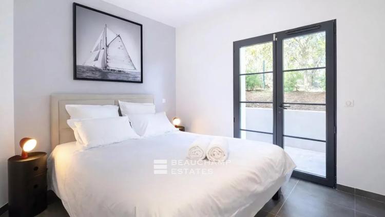Villa neuve à pieds de la plage des Salins et à proximité du centre ville de Saint-Tropez