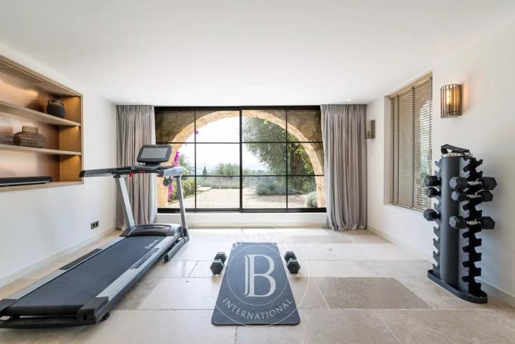 PROCHE MOUGINS – PROPRIÉTÉ D’EXCEPTION – VUE MER