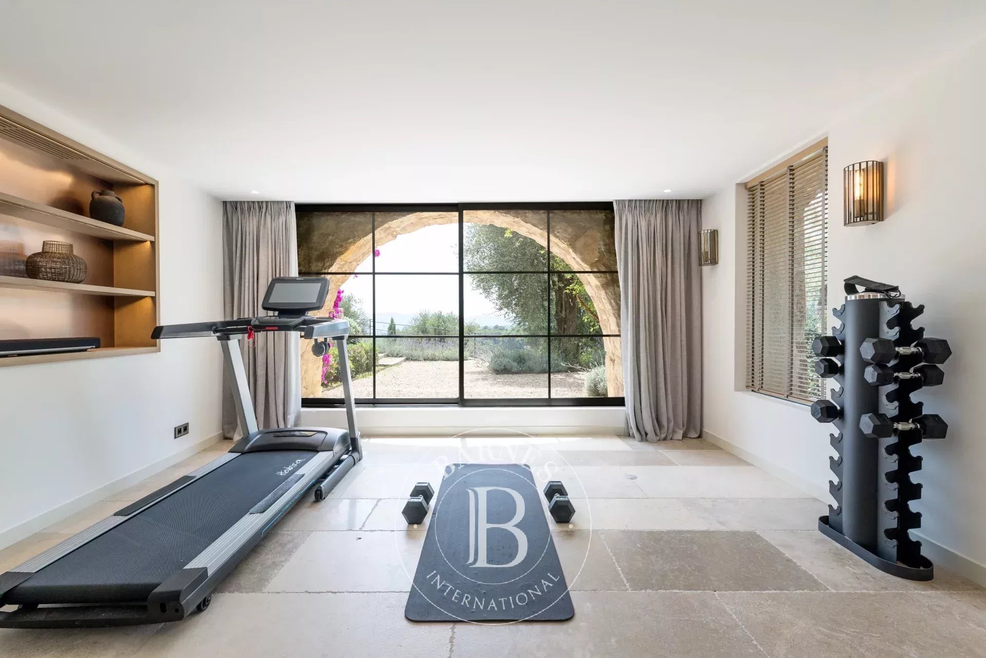 PROCHE MOUGINS – PROPRIÉTÉ D’EXCEPTION – VUE MER