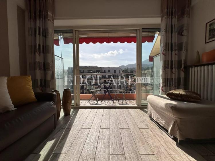 Dans le centre de Menton, en exclusivité grand studio en bon état avec terrasse et agréable vue dégagée