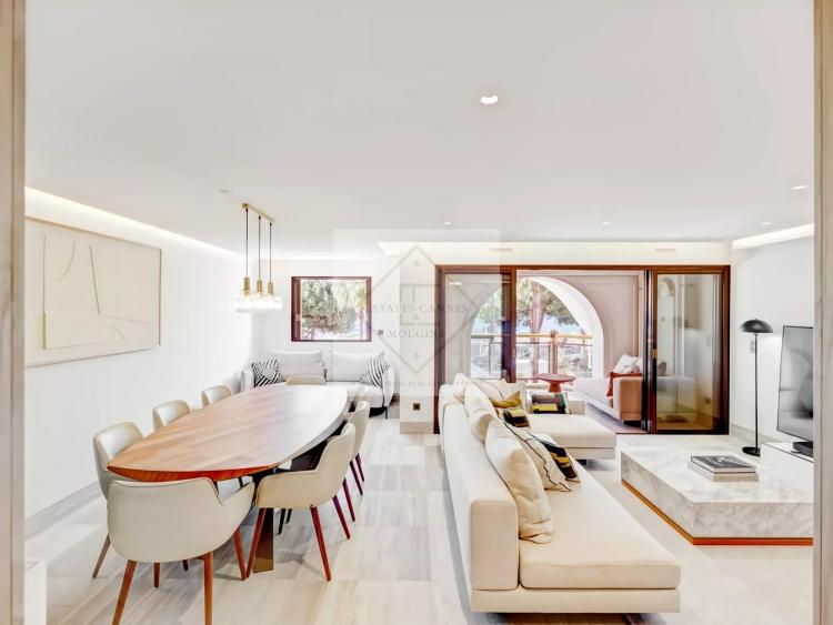 Cannes – Croisette : Appartement d’exception dans résidence historique avec vue mer panoramique