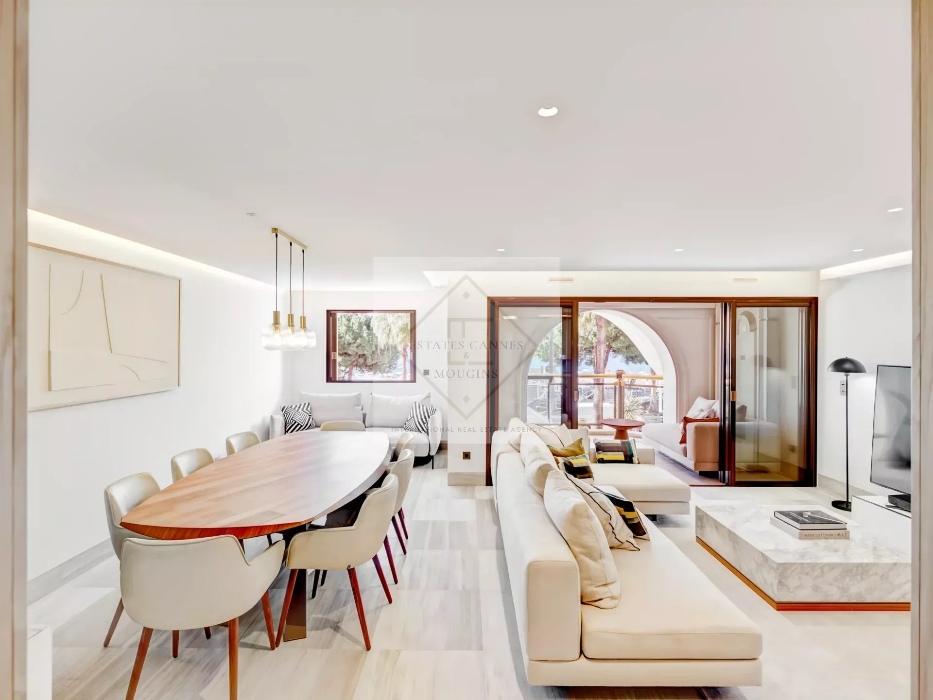 Cannes – Croisette : Appartement d’exception dans résidence historique avec vue mer panoramique
