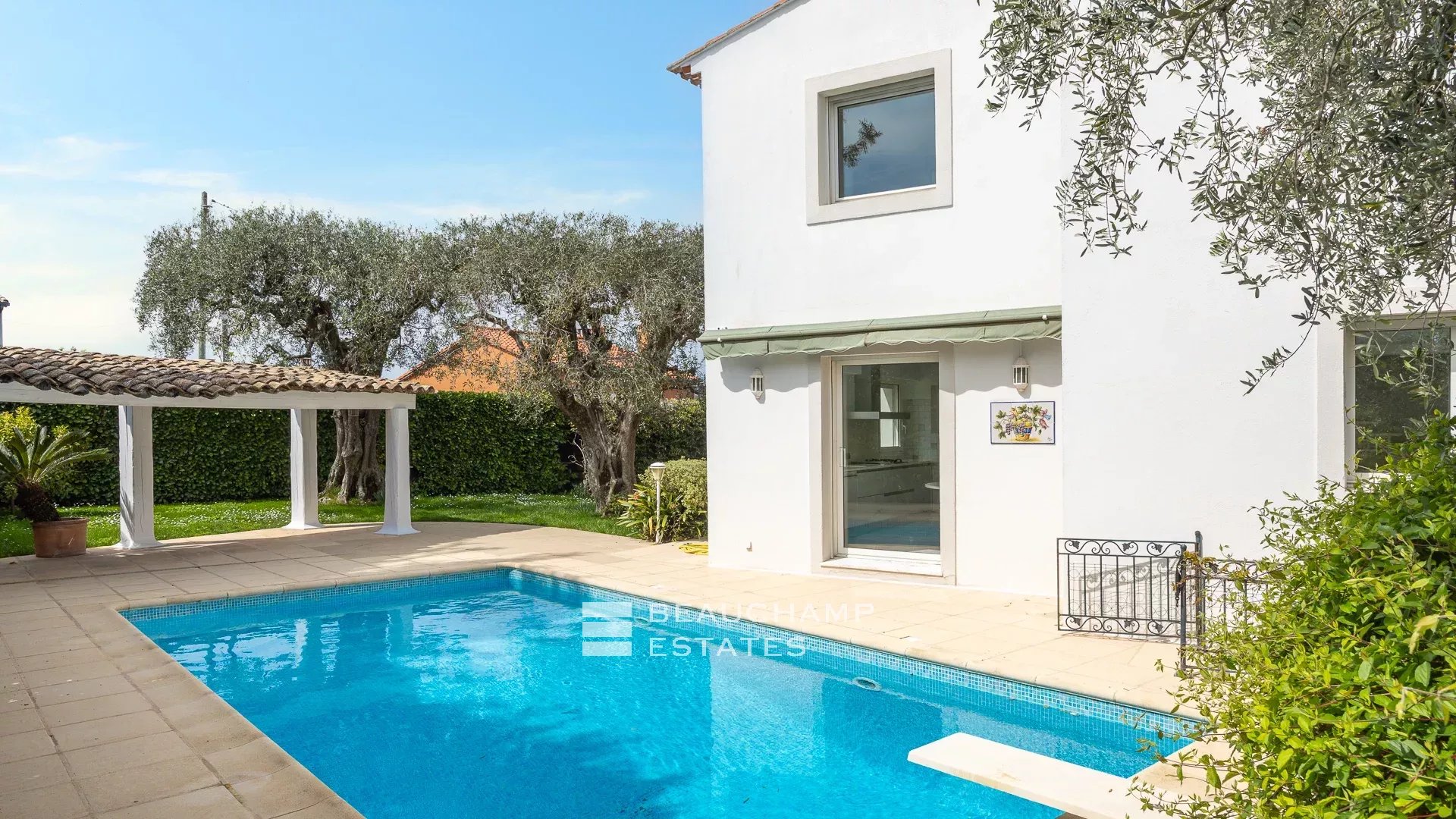 Villa contemporaine avec jardin et piscine au centre-ville