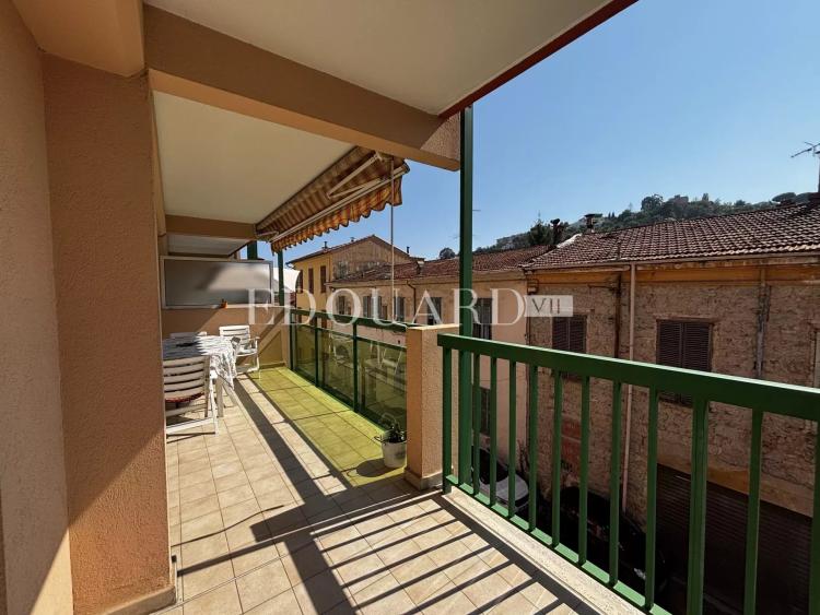Deux pièces en parfait état avec grande terrasse, cave et garage, au deuxième étage d’un immeuble récent