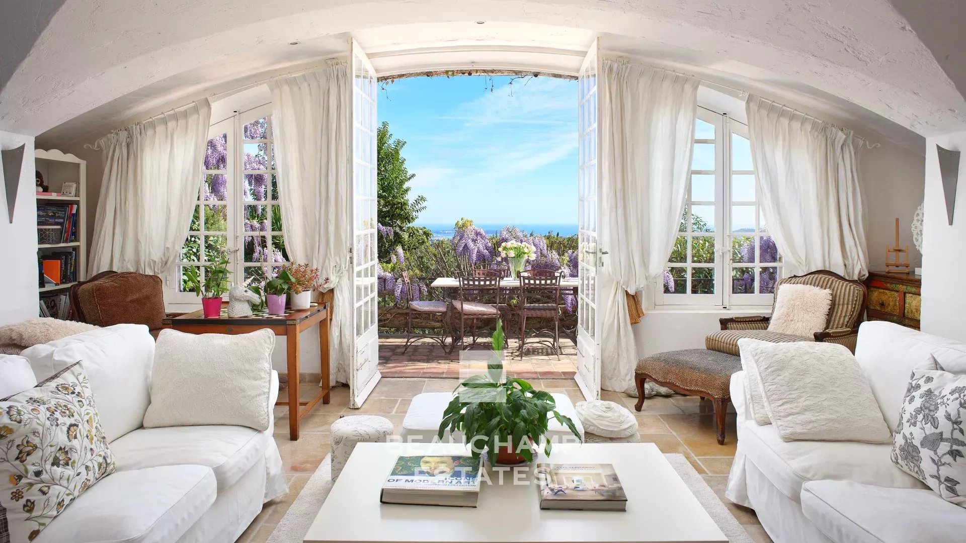 Bastide en pierre 6 chambres avec vue mer panoramique dans un domaine fermé à Mougins