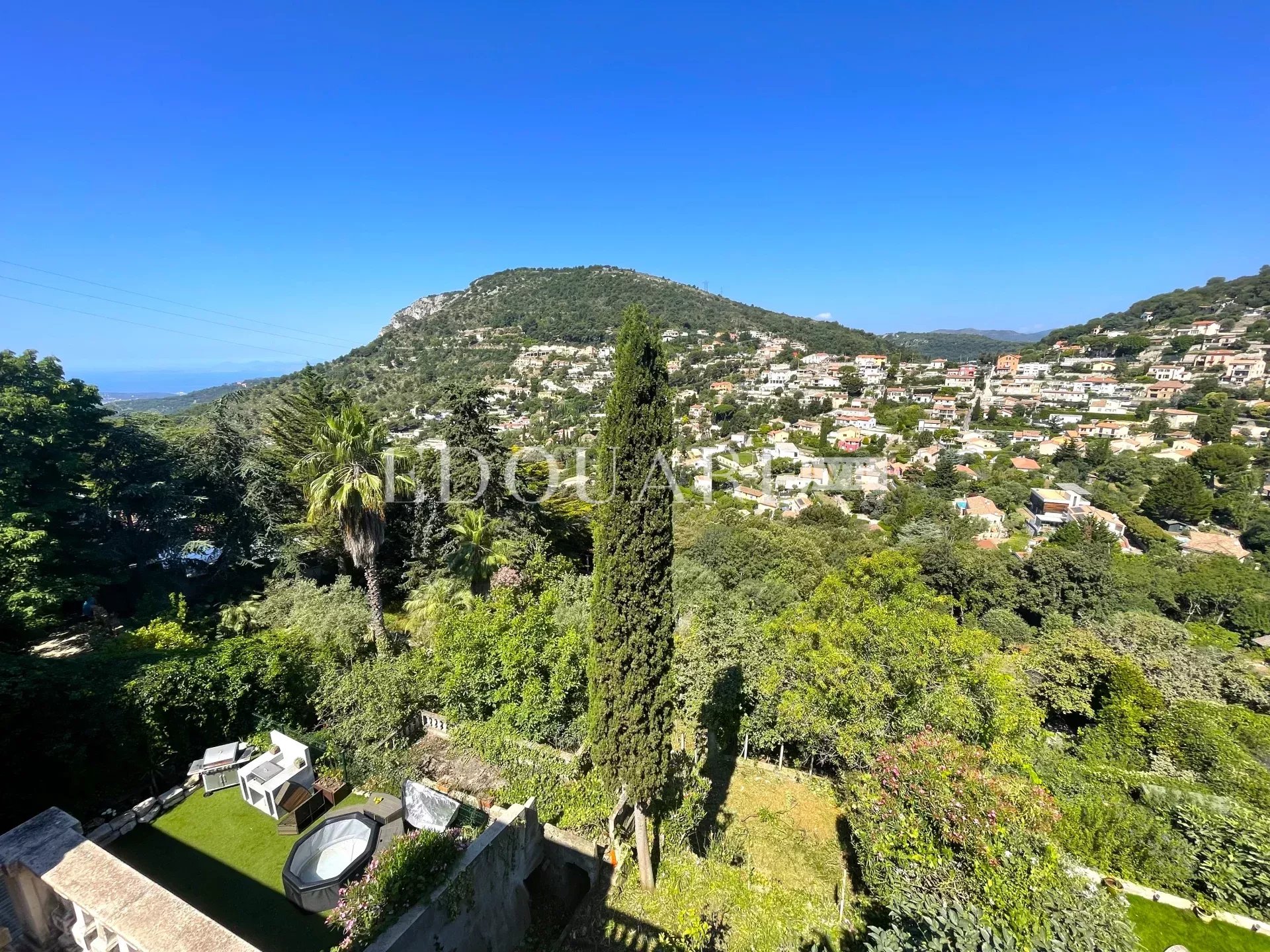 Proche du centre de La Turbie, à vendre maison de village de 180 m² à rénover, divisée en quatre appartements