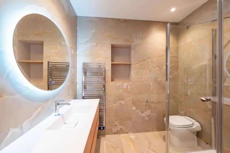 CANNES RUE HOCHE - 4P - DERNIER ETAGE - BALCON - RENOVATION HAUT DE GAMME
