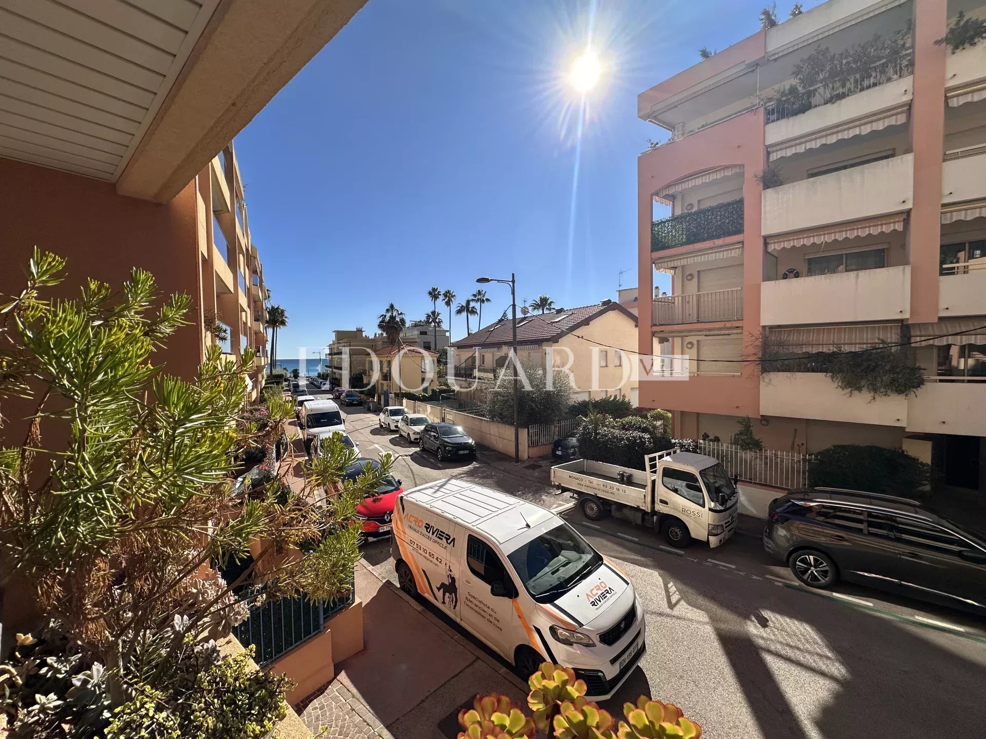En exclusivité beau deux pièces en parfait état avec spacieux balcon, jolie échappée mer et garage