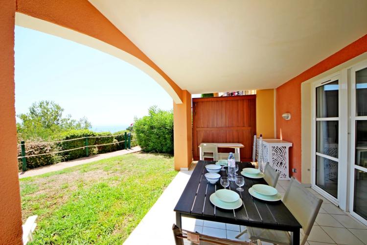 SOUS OFFRE AGAY CAP ESTEREL LE HAMEAU. DEUX PIECES REZ DE JARDIN VUE MER