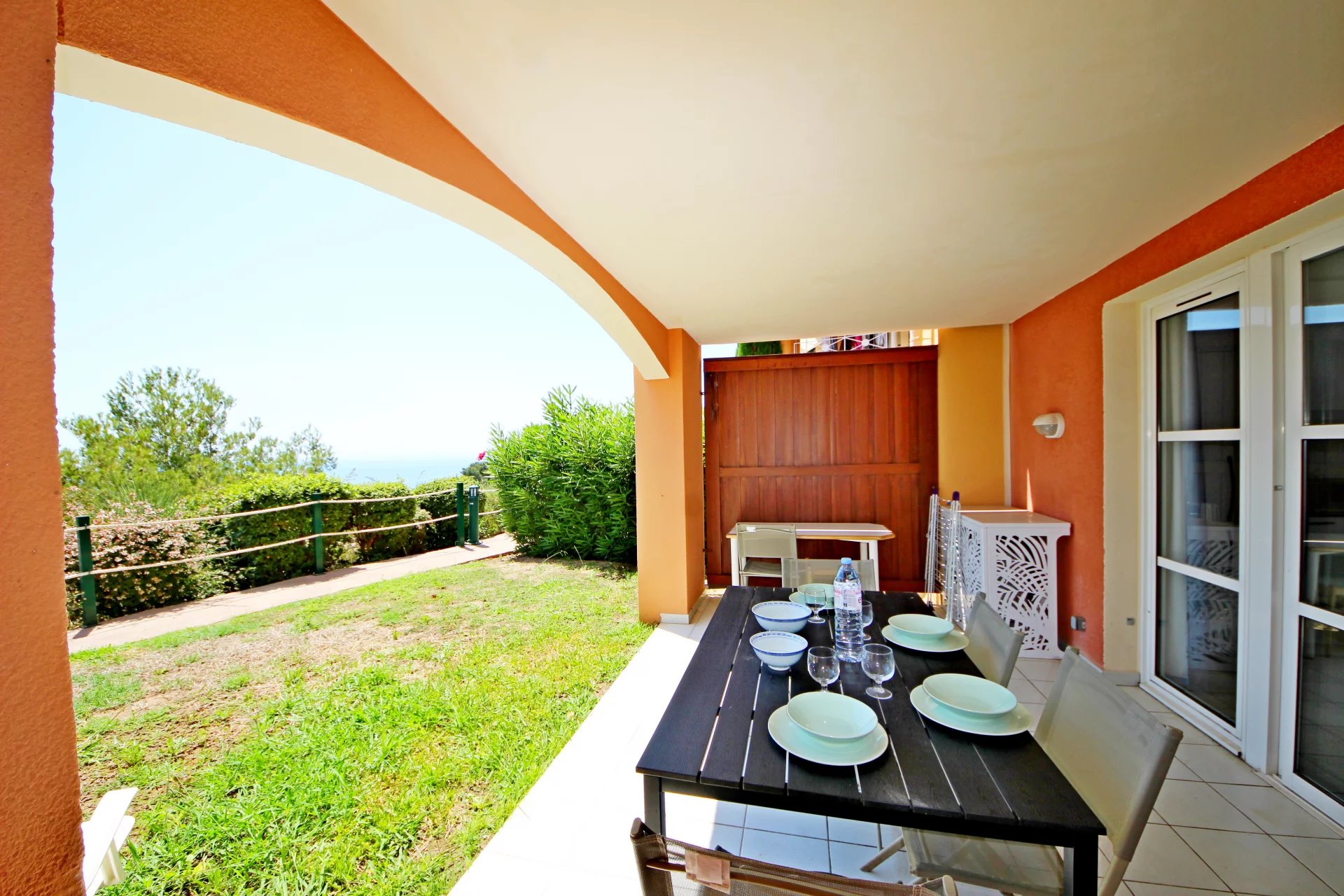 SOUS OFFRE AGAY CAP ESTEREL LE HAMEAU. DEUX PIECES REZ DE JARDIN VUE MER