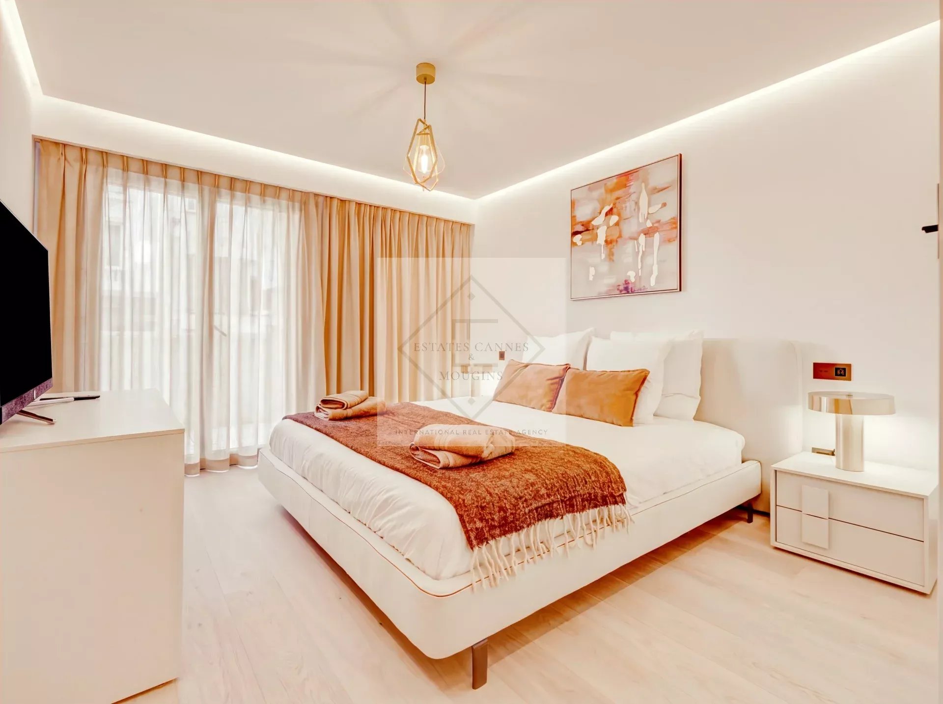 Cannes – Croisette : Appartement d’exception dans résidence historique avec vue mer panoramique