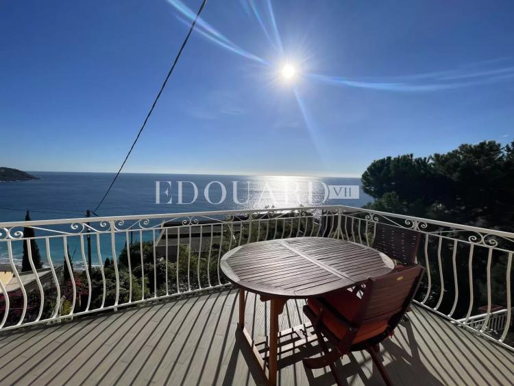 En exclusivité trois pièces avec spacieuse terrasse, magnifique vue mer panoramique et parking