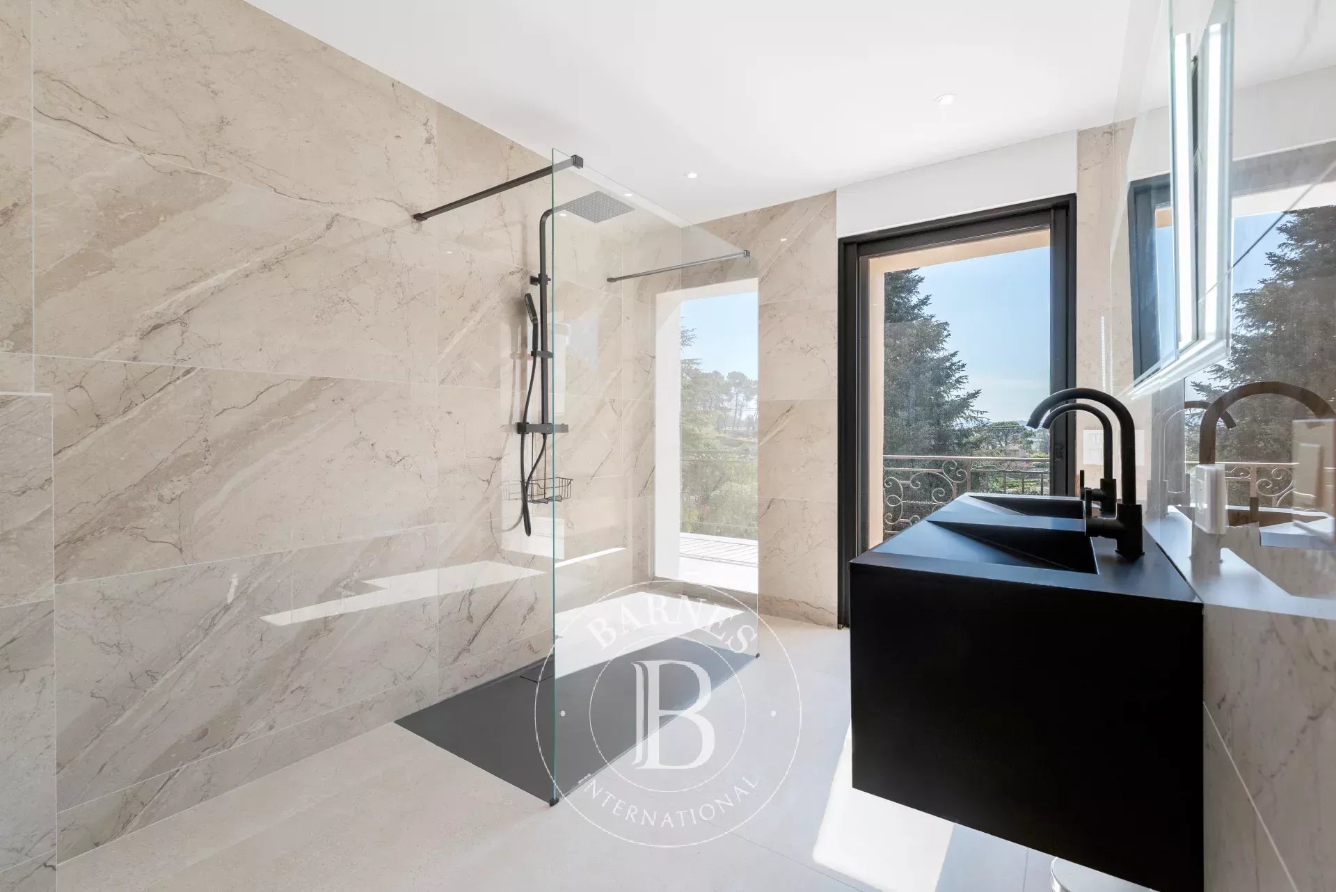 5 mn du village de Valbonne - Villa rénovée 5 chambres - Au calme absolu