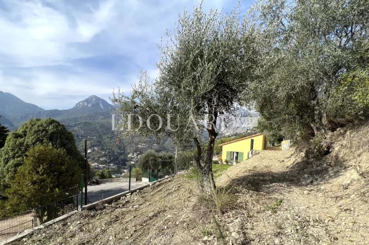 Villa en cours de rénovation avec vaste terrain, spacieuse terrasse, double garage et parking. Exclusivité